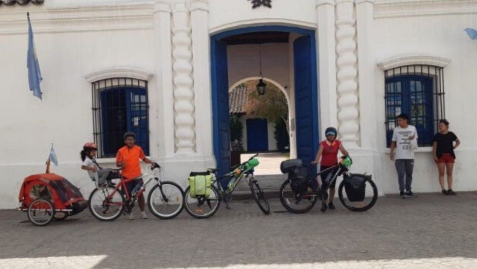 Una familia jujeña recorre Sudamérica en bicicleta