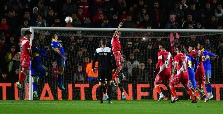 Argentinos superó 2 a 0 a Boca por el golazo de Carabajal y el testazo de Gastón Verón. El equipo de Milito es líder junto a Atlético Tucumán
