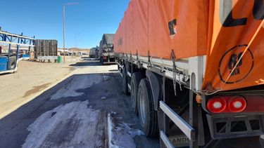 Camioneros varados en el Paso de Jama