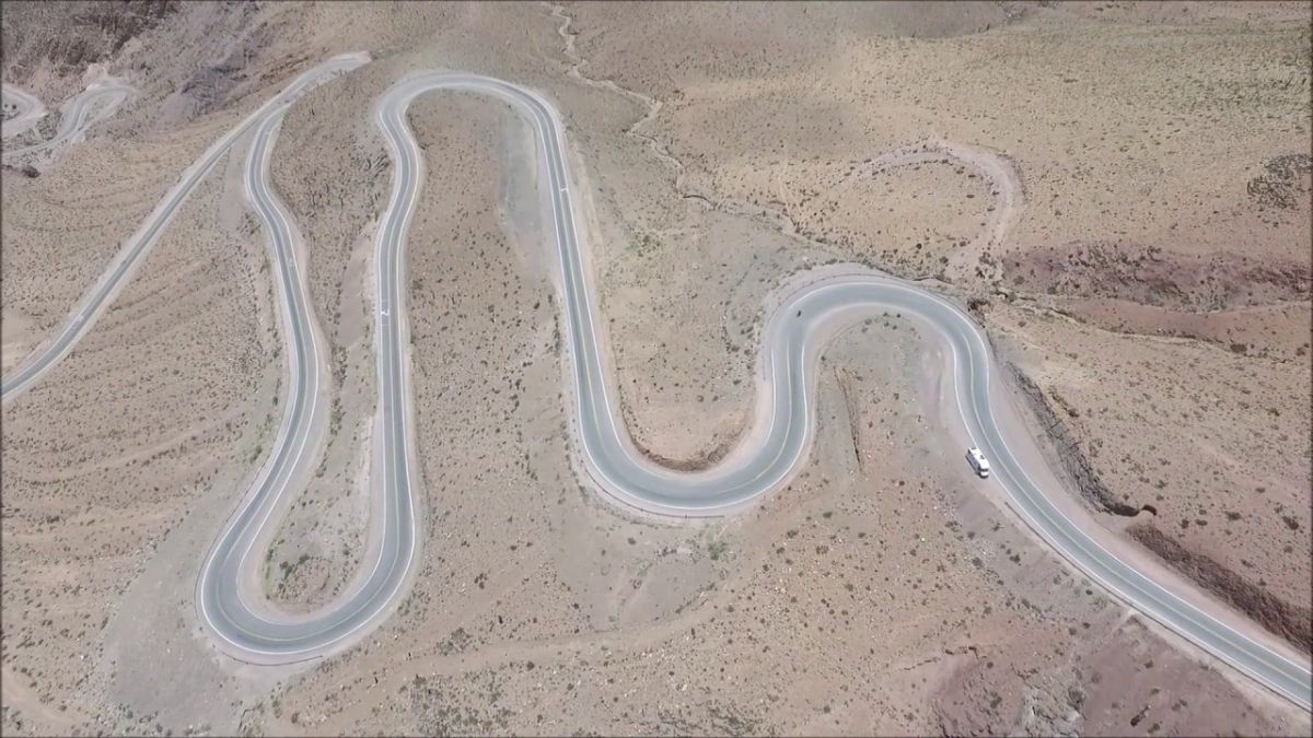 A solo unos kilómetros de San Salvador de Jujuy, en el norte de Argentina, se extiende una impresionante ruta montañosa.