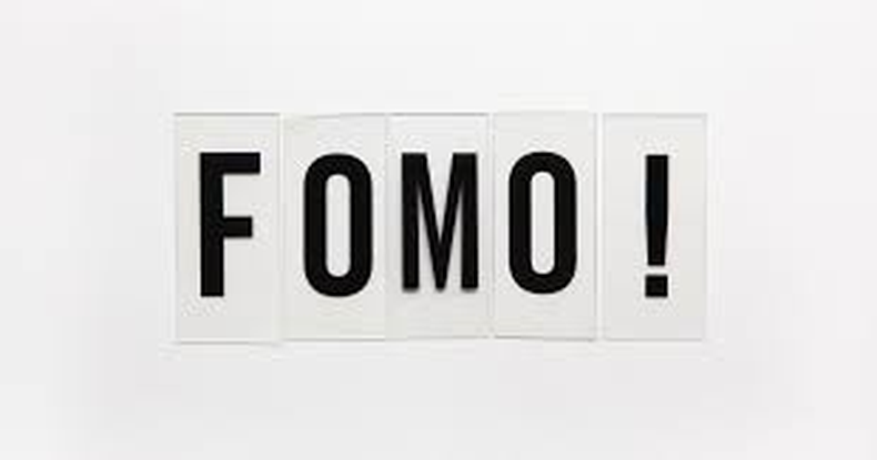 A menudo, el síndrome FOMO puede generar estrés, disminuir la calidad de las relaciones personales y afectar al bienestar emocional.