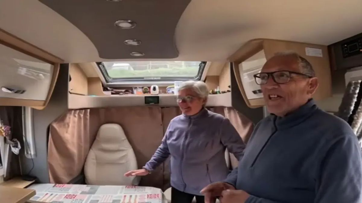 Dejar la casa y vivir sobre ruedas: dos jubilados recorren Europa en motorhome y son virales.