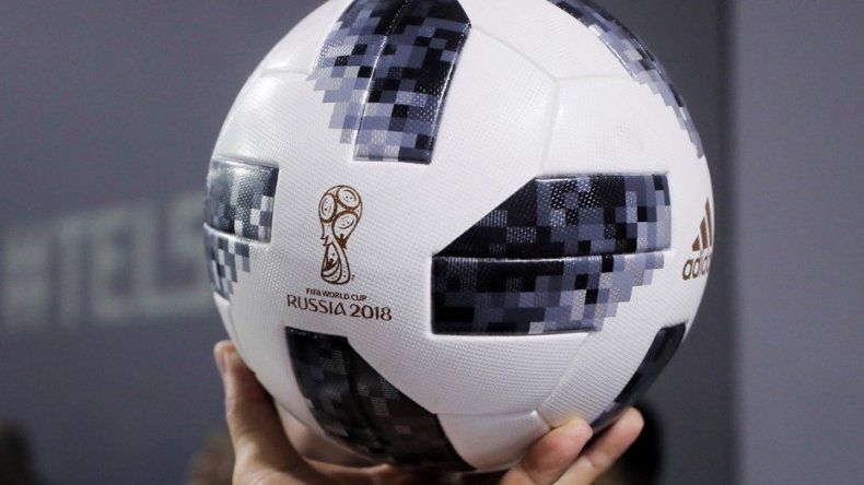 Astronautas regresaron a la Tierra con una pelota para el partido inaugural