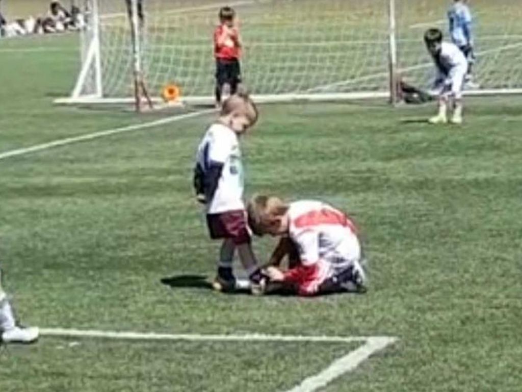 Niños jugando fútbol