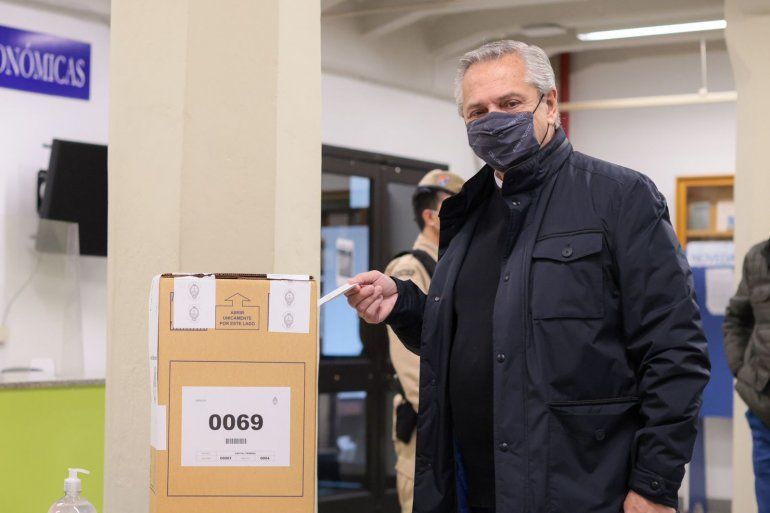 El presidente Alberto Fernández votó esta mañana en la UCA.