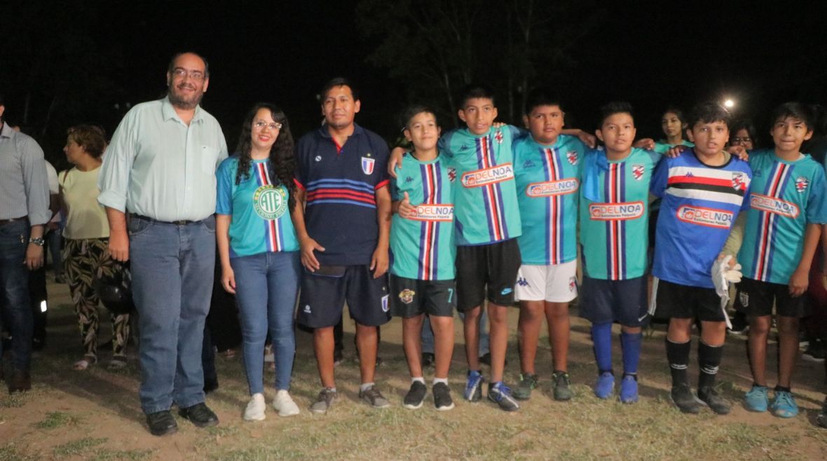 El intendente junto a los clubes presentes en el acto.