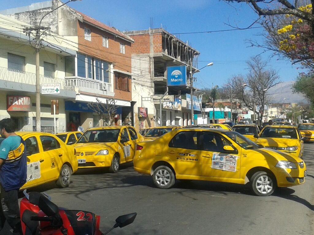 Remises cortando la Av. Éxodo