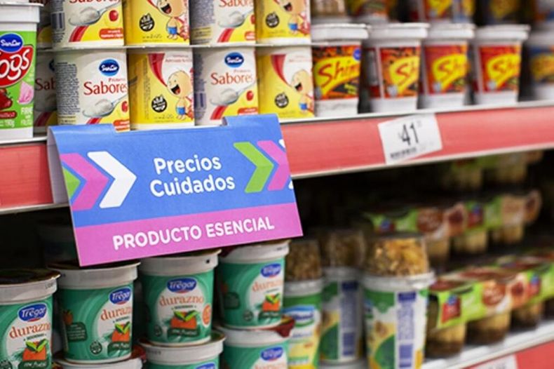 Precios Cuidados. Una góndola de lácteos exhibe el cartel del programa de control de precios.