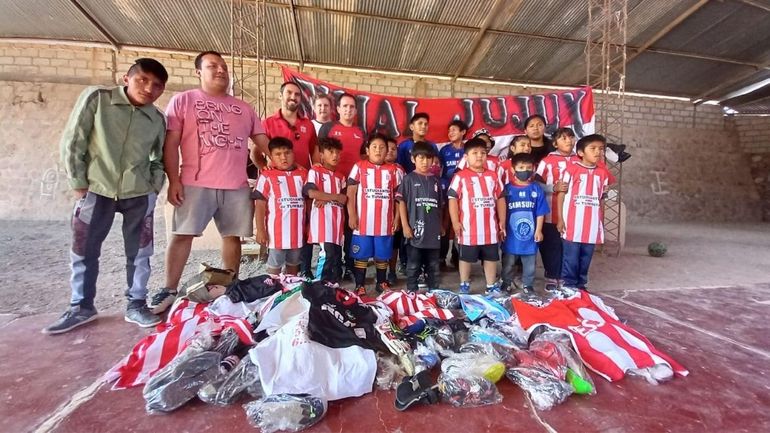 Hinchas jujeños de Estudiantes de La Plata donaron calzados y ropa en el norte