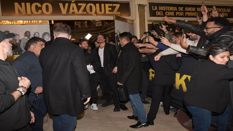 Lionel Messi enloqueció la calle Corrientes en su visita a Rocky, la obra de Nicolás Vázquez. &nbsp;
