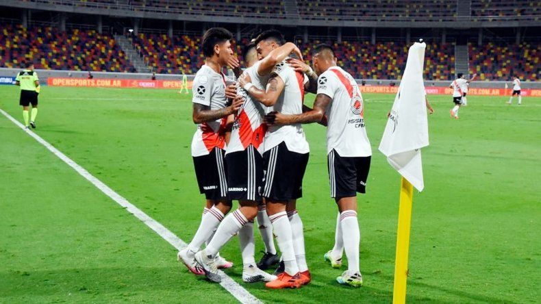 River goleó a Racing y se coronó campeón de la Supercopa Argentina