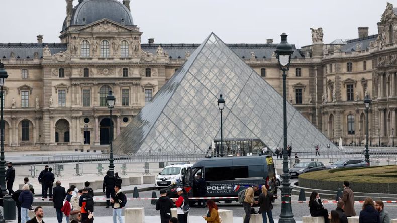 Millonariorobo en el Museo del Louvre