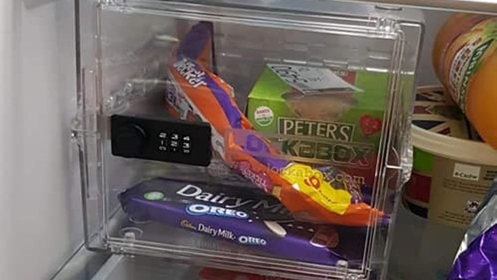 Harto de que la novia le robe los chocolates instaló una caja fuerte en la heladera