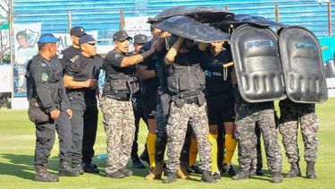 El otro escándalode Lucas Comesaña dirigiendo a Gimnasia de Jujuy