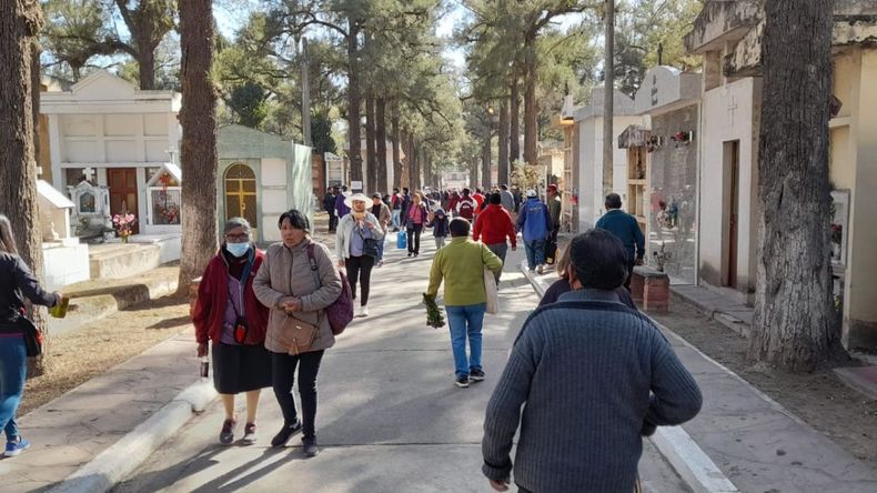 Día de Todos los Santos y Día de los Fieles Difuntos: cientos de jujeños visitan los cementerios.