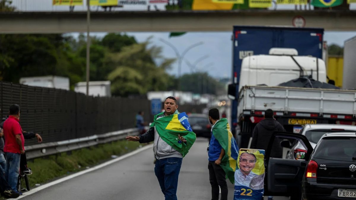 Manifestantes seguidores de Bolsonaro bloquearon rutas en Brasil. (Foto infobae)