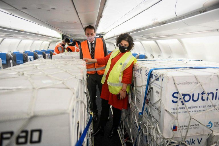 Carla Vizzotti subió al avión en el que viajaron las vacunas