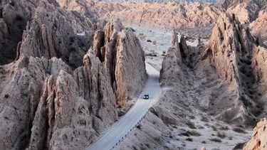 Así es el pueblo con una quebrada que cambia su color según la luz del día y sorprende a todos. Así es el pueblo con una quebrada que cambia su color según la luz del día y sorprende a todos.