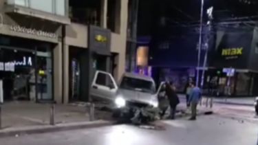 Espectacular choque en pleno centro de San Salvador entre dos camionetas