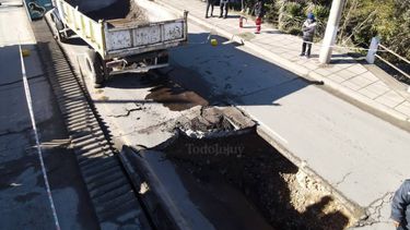Puente en av. Balbín: la losa de aproximación cedió y se deben evaluar los daños