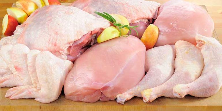 Lo ideal en estos casos es elegir la pechuga que tiene apenas dos gramos de grasa por porción de 150 gramos de pollo y prepararla a través de métodos de cocción húmedos como el hervido, al vapor o a la cacerola