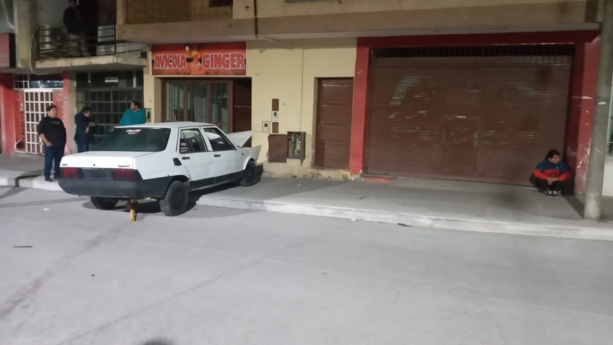 Palpalá: choque y vuelco entre una camioneta y un auto