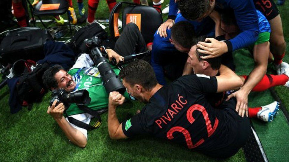 Locura croata: en el último gol, los jugadores celebraron con un fotógrafo