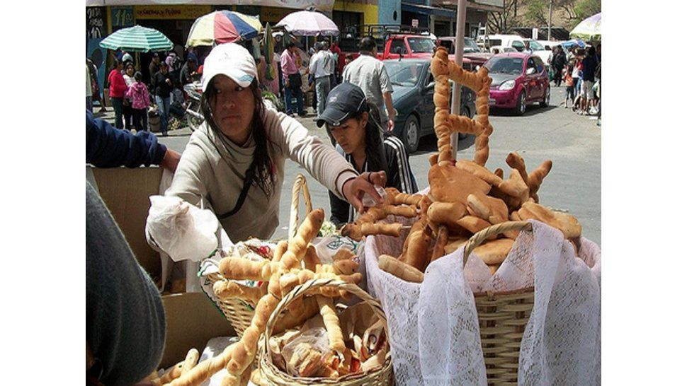 Vendedores de ofrendas y flores se ubican en la Vieja Estación