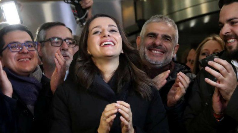 Inés Arrimadas, líder del partido Ciudadanos es saludada por sus compañeros&nbsp;