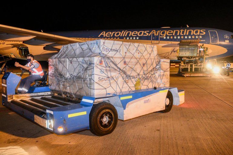 El cargamento de las vacunas llegó al aeropuerto de Ezeiza