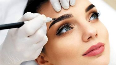 Todo lo que hay que saber sobre la tendencia del teñido de cejas.&nbsp;