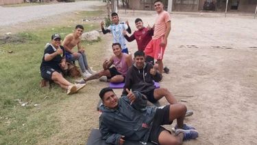Rodrigo Velázquez junto a la gente que se sumó a los entrenamientos en San Pedro.