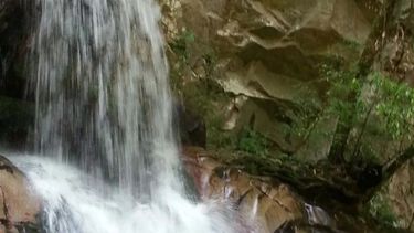 El pueblo escondido en Tucumán sorprende por sus impresionantes cascadas
