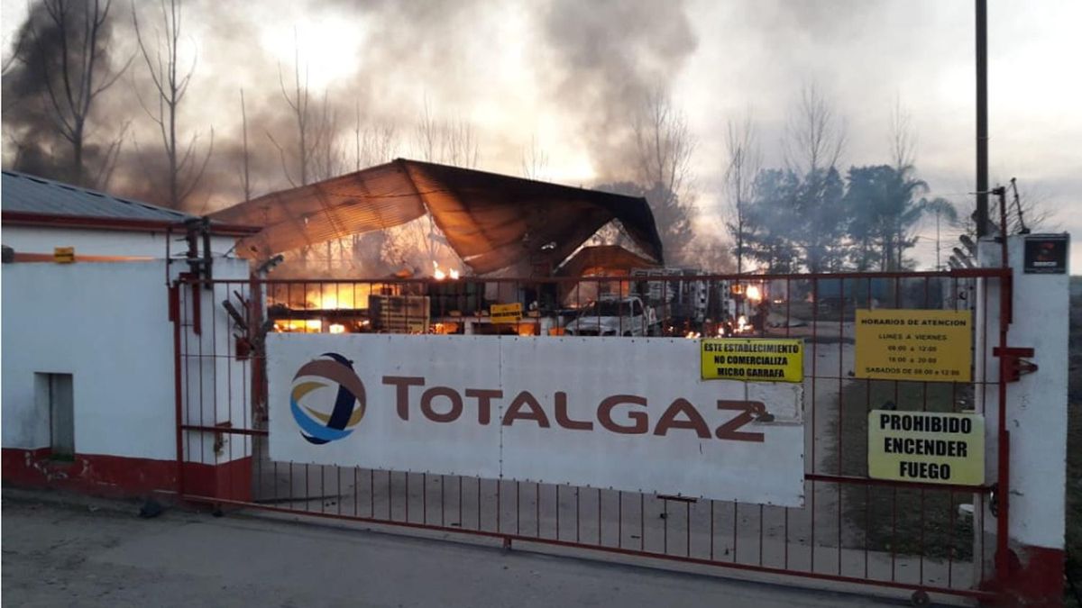 Destrucción total en una planta de gas por un incendio