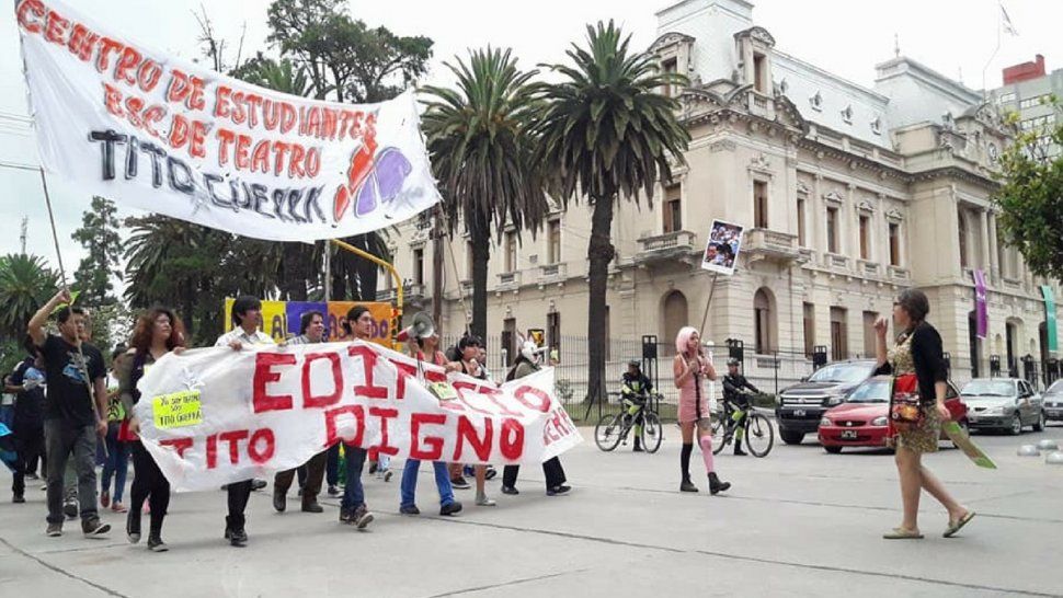 los alumnos de la tito guerra no perdieron su esencia y marcharon personificados 