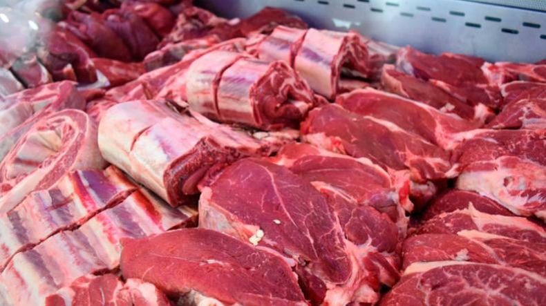 Cortes Cuidados. El mostrador de productos frescos de una carnicería.
