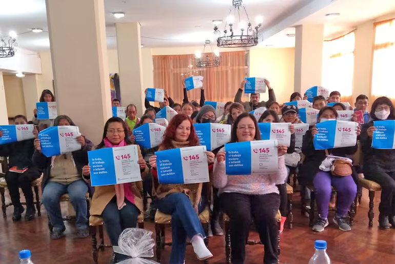 Gabriela Burgos junto a referentes de la lucha contra la trata de personas