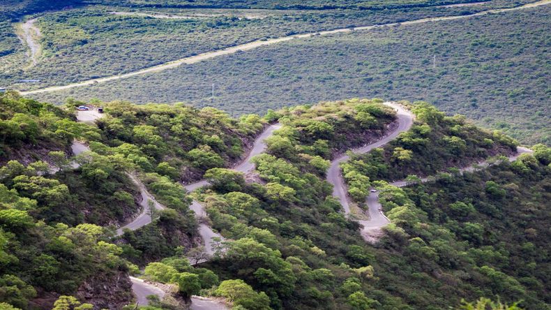 En este lugar, los visitantes pueden disfrutar de actividades como aladelta y parapente.