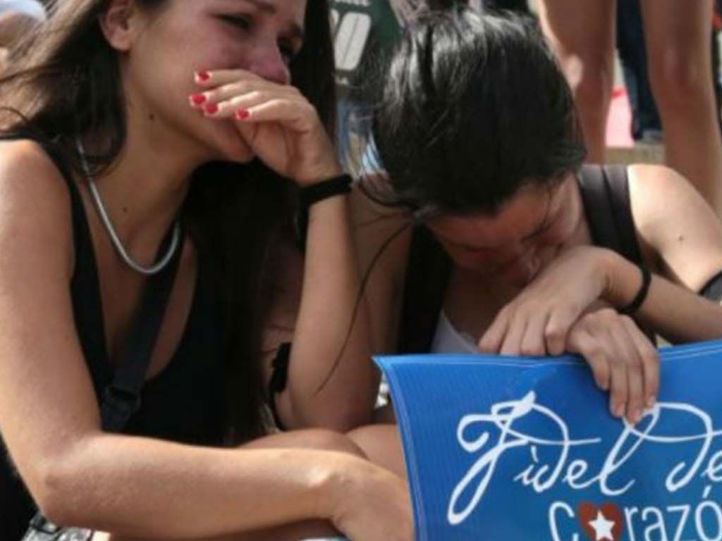Cubanos lloran la muerte de Castro