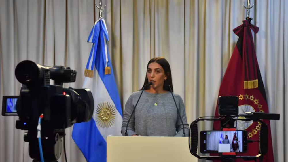 La vocera del gobierno de Salta,&nbsp;Paula Benavides, convocó a conferencia de prensa ayer para informar que el gobernador&nbsp;Gustavo Sáenz&nbsp;firmó un decreto de austeridad por 180 días ante la caída de la coparticipación, con el objetivo de reorganizar las cuentas públicas sin trasladar el ajuste a los sectores más vulnerables.