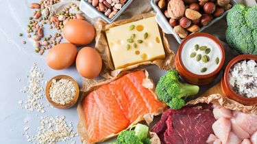 La vitamina B12 es un nutriente que ayuda a mantener la salud de las neuronas y la sangre.&nbsp;