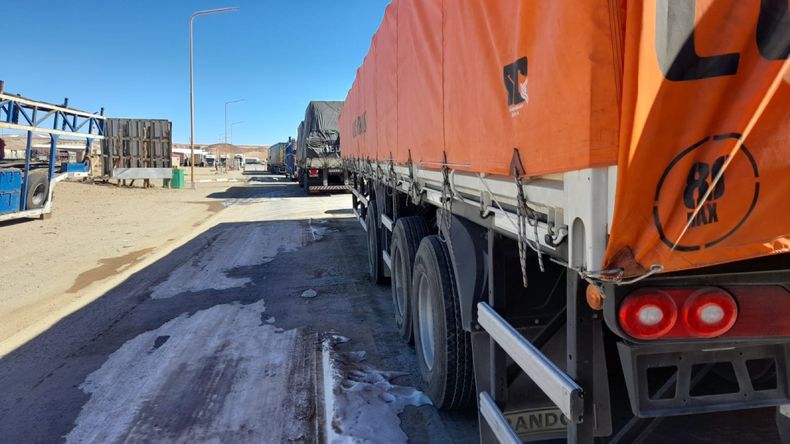 Camioneros varados en el Paso de Jama