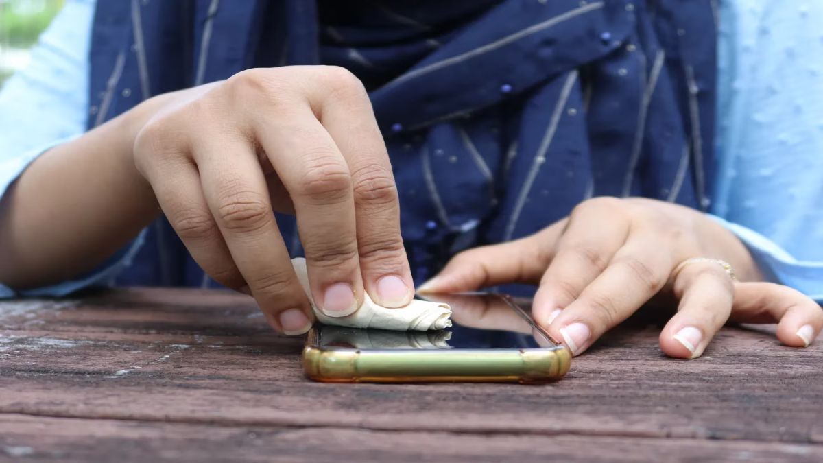 Advierten que el uso del celular en el baño es tan insalubre como no lavarse las manos.