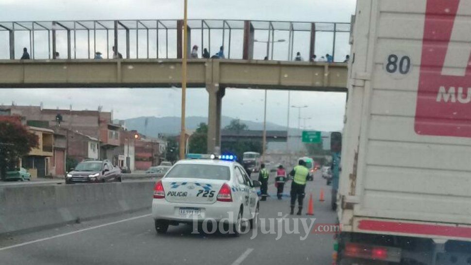 Avenida Savio: dos personas se estrellaron contra el paredón divisor y murieron al instante