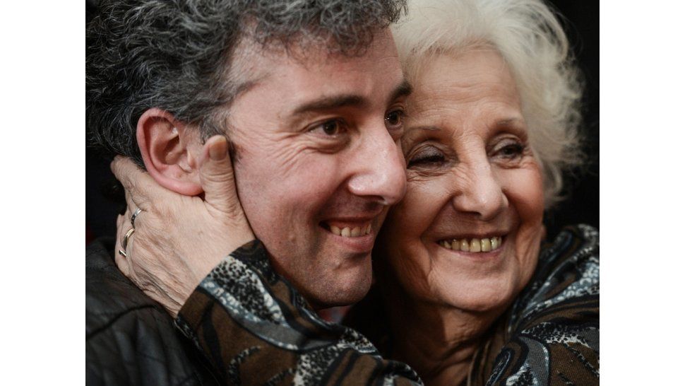 Estela de Carlotto junto a su nieto