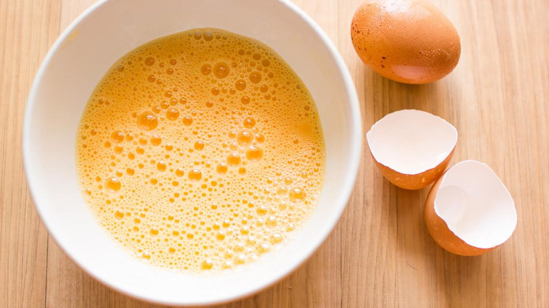 Lograr un batido uniforme&nbsp;y espumoso de los huevos, un batidor “globo” es ideal para que la mezcla quede bien homogénea y no se separe la yema de la clara.