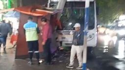 Colectivo perdió el control en avenida El Éxodo.