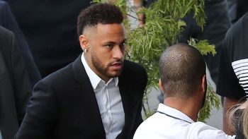 Neymar irá a juicio por corrupción un mes antes del Mundial. Neymar irá a juicio por corrupción un mes antes del Mundial.