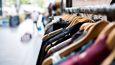 El Gobierno anunció una fuerte baja de aranceles a la importación de ropa, telas y calzado