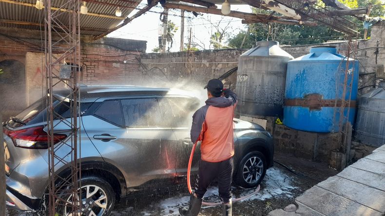 Lavado, aspirado, pulido y tapizados son algunos de los servicios en los lavaderos de autos. La demanda se disparó y los servicios premium&nbsp; superan los $60.000&nbsp;